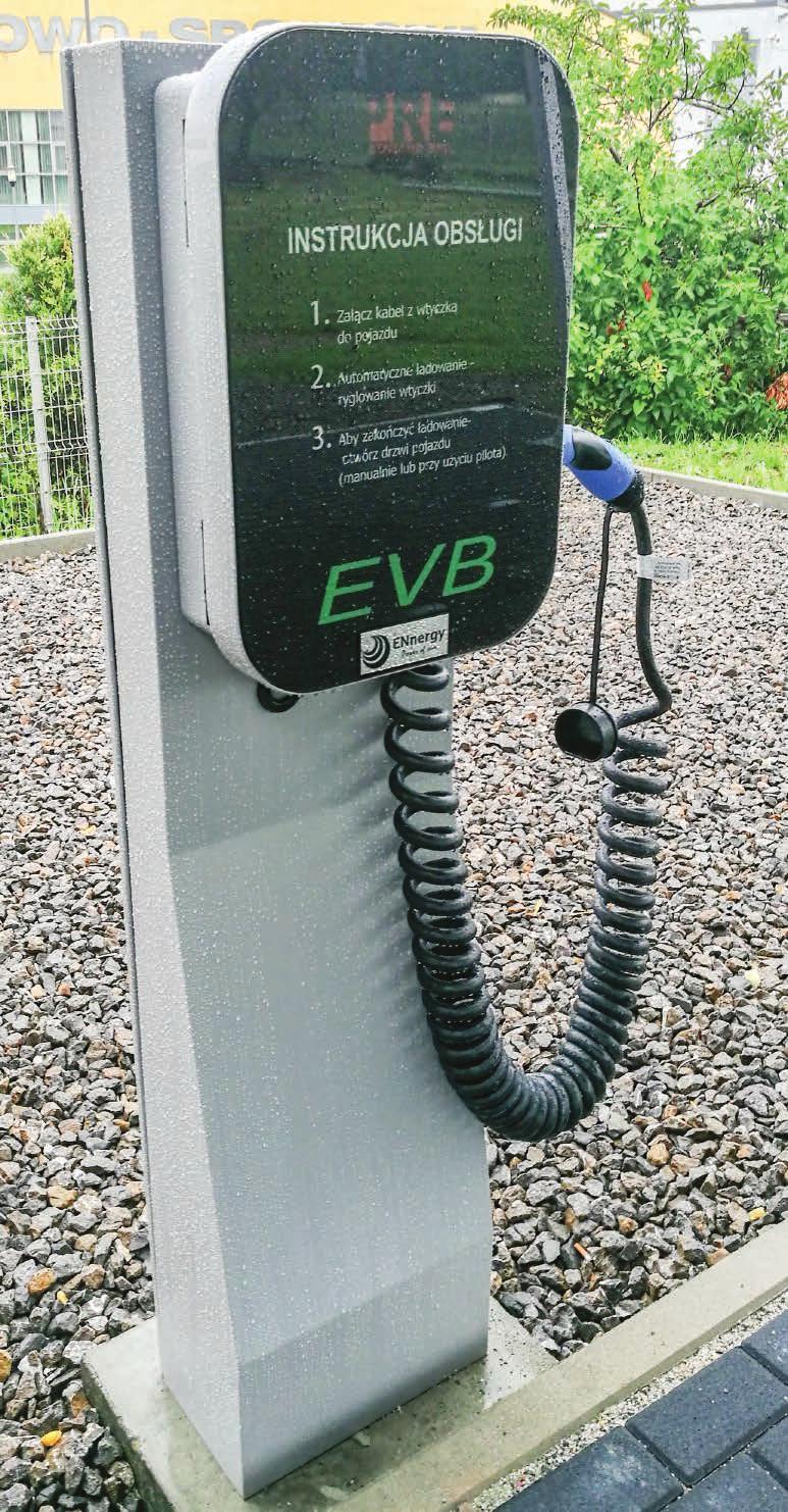 55 Stacje ładowania pojazdów EVB Nieodłączny element całego systemu stanowi stacja ładowania pojazdów elektrycznych typu EVB 2M w wersji Wallbox, wykonana jako wolnostojąca na konstrukcji