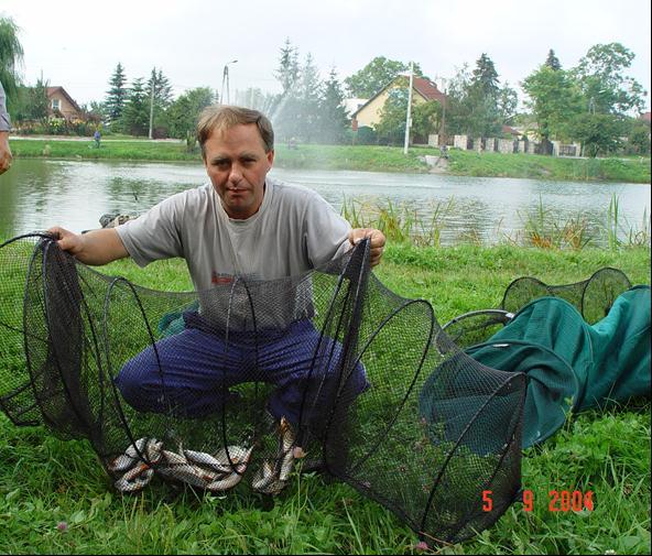 12 wrzesień 2004 roku - Towarzyskie spławikowe zawody rejonowe Radzanów. Startowały drużyny z kół w Gackach, Chmielniku, Kazimierzy Wielkiej i Buska. Zwyciężyła drużyna z Gacek.