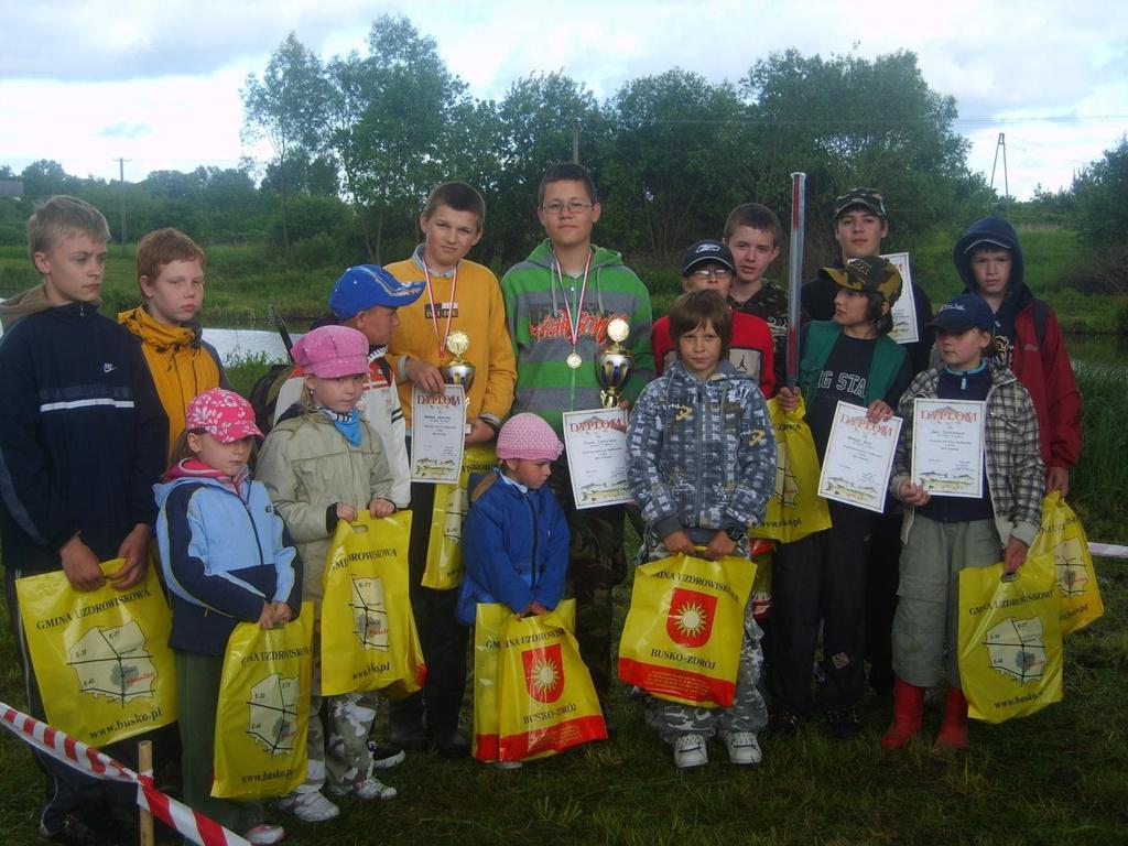 seniorów, Renata Kuza i Urszula Włodarska były II i III w kobietach, Magdalena Kuza wygrała w juniorkach, a Maciej Kuza był II w kadetach. 31 maj 2009 roku Otwarte zawody dla dzieci do lat 15 Łowiska.