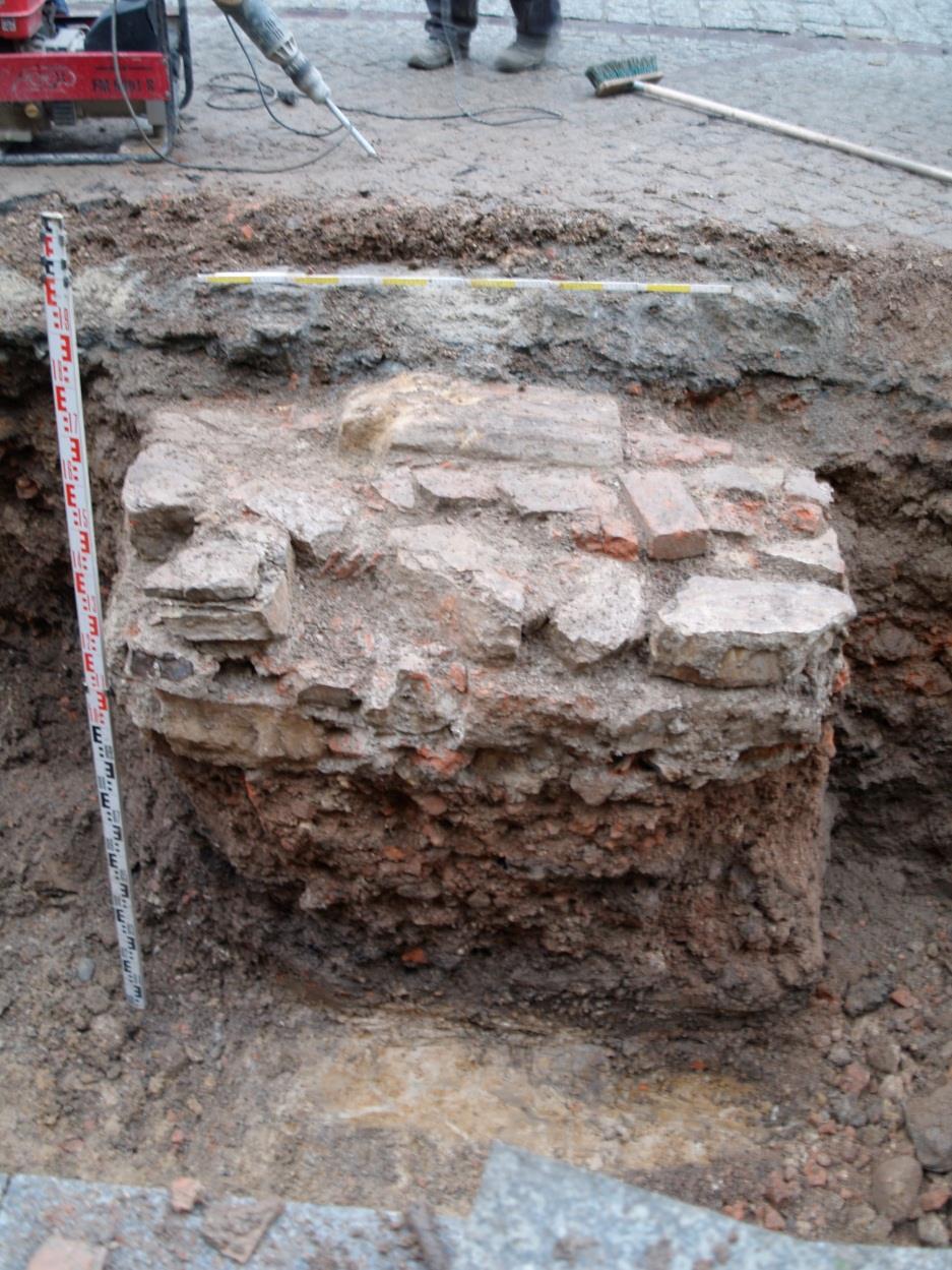 2. Horyzont drugi Horyzont drugi obejmuje okres po wielkim pożarze, który miał miejsce w 1796 roku. Okres ten obejmuje znaczna ilość nawarstwień na pl. Dominikańskim.