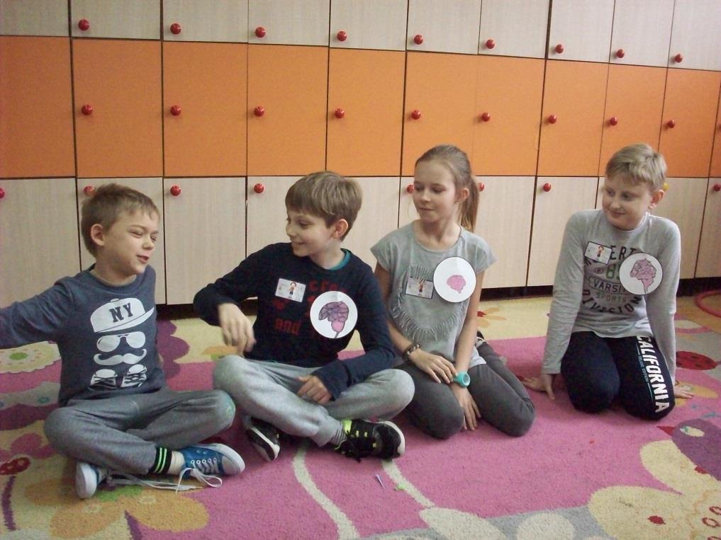 odegrali scenkę, w której Bartek zapomina o urodzinach kolegi.