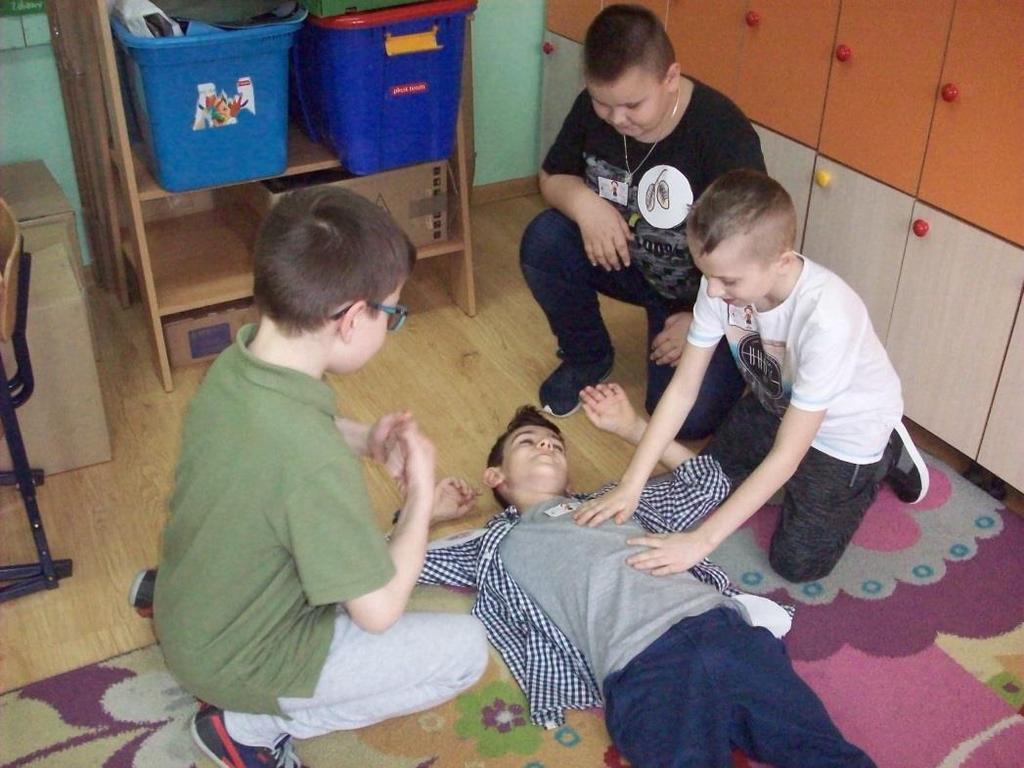 Chłopcy jednak podołali zadaniu i przedstawili sytuację, w której osłabiony chorobą