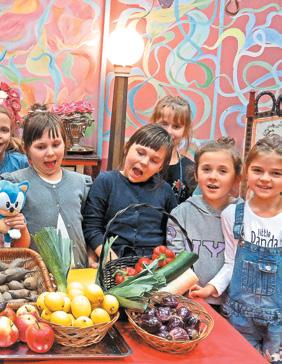 Goście spotkania mogli doświadczyć muzyki na żywo podczas koncertu kameralnego, jak również obcować z dorobkiem twórczym artystek w ramach organizowanej wystawy malarstwa i kompozycji przestrzennych.