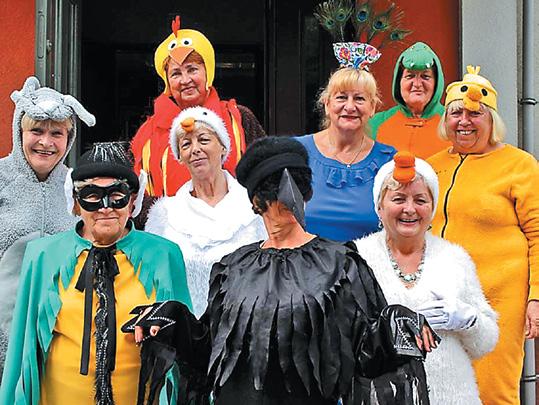 ... rozmaitości Seniorzy robią teatr Co się stanie, gdy babcie i dziadkowie znudzą się swoimi rolami i zaczną poszukiwać nowych możliwości rozwoju? Pójdą na kurs tai-chi?