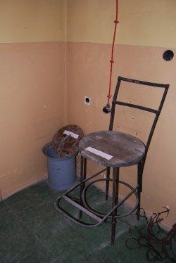 Krzesło z wieżyczki strażniczej i kubeł więzienny [ze zbiorów Muzeum