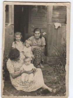 Emilia Ziomek z dziećmi, Michniów, 1946 r.
