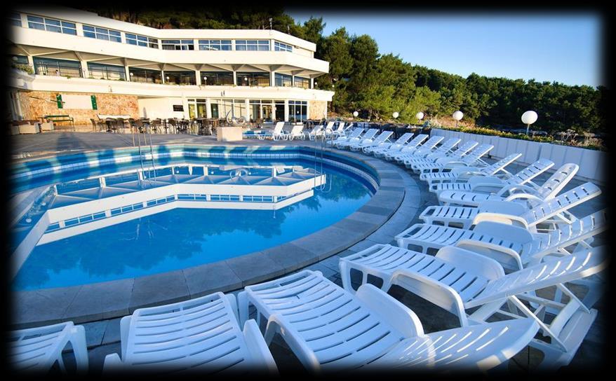 Goście mogą nieodpłatnie korzystać z leżaków. Z baru przy basenie roztacza się piękny widok na Morze Adriatyckie.