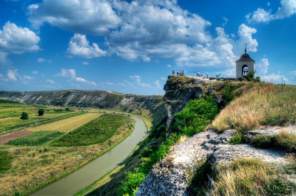 Dzień 5: Orheiul Vechi śniadanie w hotelu przejazd z Kiszyniowa do Orheiul Vechi zwiedzanie Orheiul Vechi starożytny amfiteatr - resztki pierwszych osad ludzkich, które mają kilkadziesiąt tysięcy