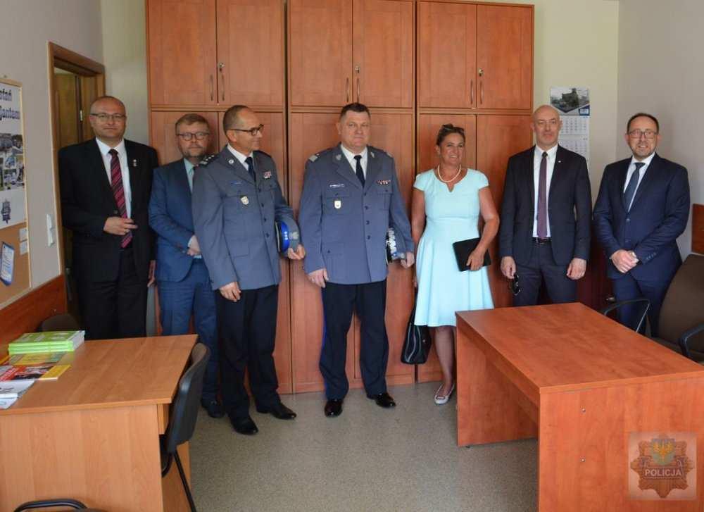 Symboliczne klucze do posterunku Policji kierownikowi jednostki wręczył Zastępca Komendanta Głównego Policji nadinsp. Jan Lach. Na sam koniec uroczystości kapelan opolskich policjantów ks.