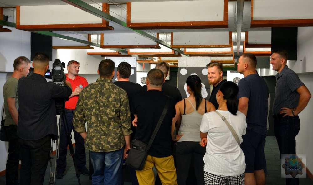 Dziennikarze rywalizowali o puchar Komendanta Wojewódzkiego Policji w Opolu Na co dzień uzbrojeni w mikrofony, kamery,