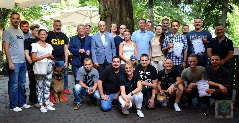 Podczas turnieju, każdy z zawodników oddał po 15 strzałów do dwóch tarcz strzeleckich, znajdujących się na różnych
