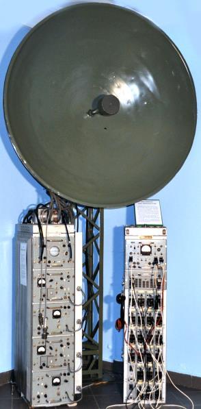 26 Radiolinia R-404 Radiolinia R-404 służyła do zapewnienia łączności wielokanałowej na szczeblu operacyjnym. W jej skład wchodził samochód z aparaturą, samochód antenowy i samochód zasilania.