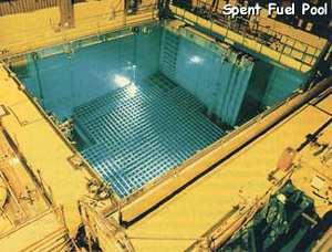 przechowuje się w basenach przy reaktorze Po wystudzeniu