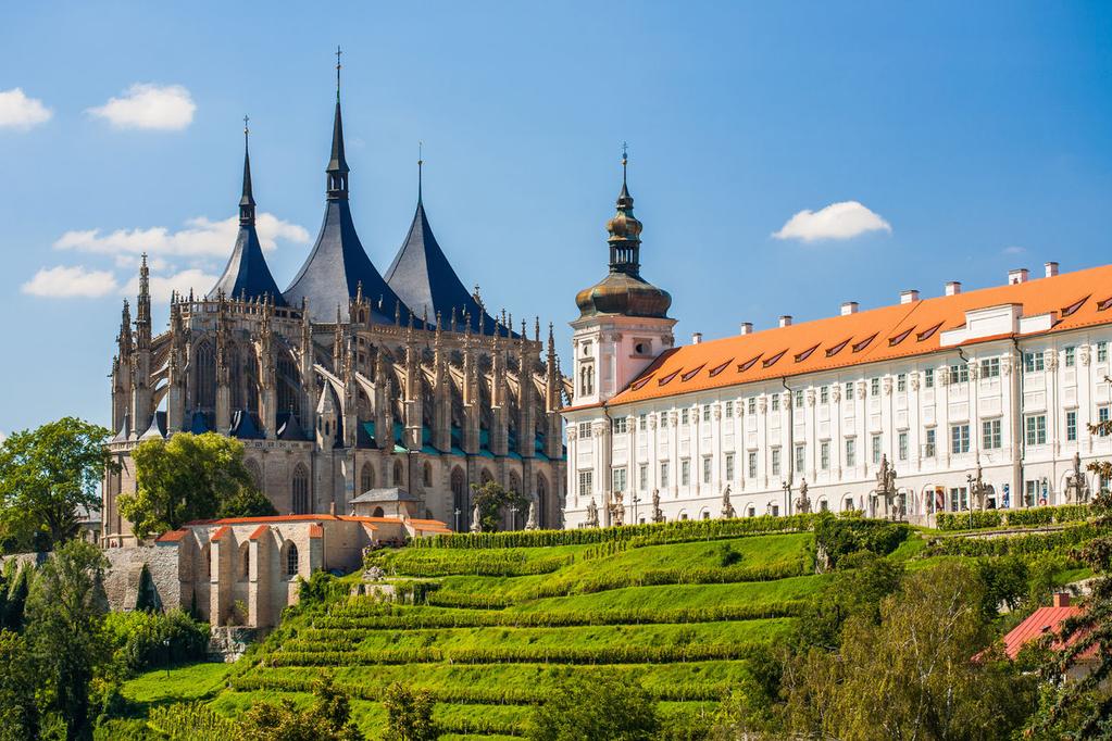 Dzień 3: Konopiste, Český Šternberk, Kutna Hora zwiedzanie Konopiste (wstęp)średniowiecznego zamku stojącego na wysokim wzgórzu, w pięknym parku nad jeziorem.