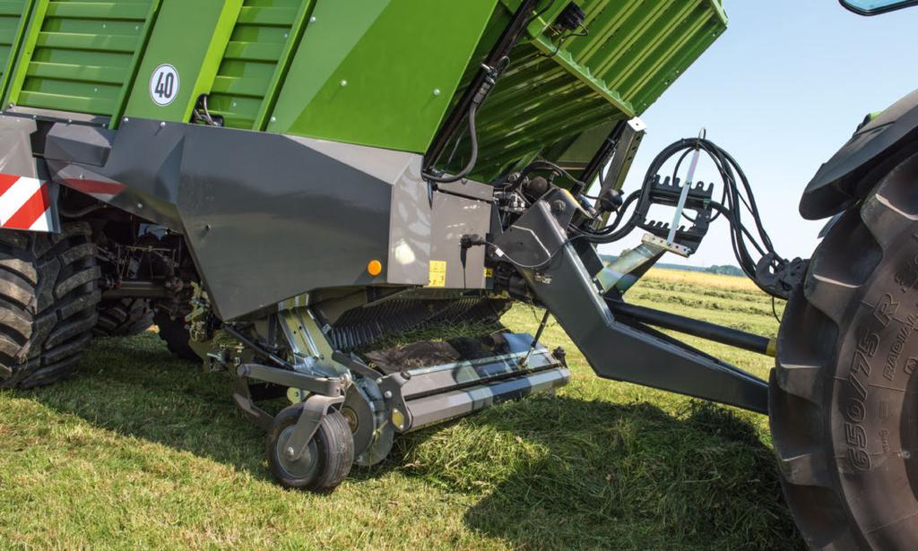 Rezultat: optymalna wydajność zgrabiania i podawania materiału do rotora tnącego nawet w przypadku krótkiej, suchej trawy.