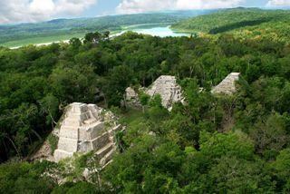 Po wschodzie słońca i porannym pikniku zaczynamy eksplorować jedno z najbardziej niesamowitych starożytnych ruin w Ameryce. Śniadanie w formie pikniku. Zwiedzanie Tikal Tikal do IX wieku n.e. stanowiło jedno z największych centrów kultury Majów.