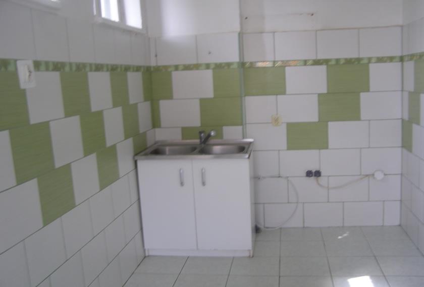 Wyposażenie lokalu stanowi instalacja elektryczna, centralnego ogrzewania, a