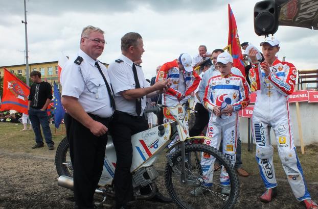 44 Współpraca z ogniwami Związku Ochotniczych Straży Pożarnych ZAWODY SPORTOWO - POŻARNICZE DLA JEDNOSTEK OSP Udzielono pomocy merytorycznej oraz wzięto udział w organizacji i przebiegu Gminnych
