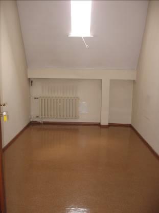 użytkowej 193,40 m 2 składa się z 9 pomieszczeń biurowych z dostępem do WC. 6.