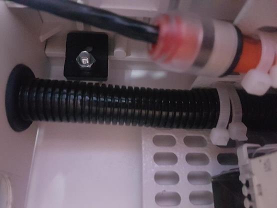 12 -Owinięty zapas tub kabla liniowego i DAC oraz pigtaili w insercie dookoła kasety Kabel światłowodowy liniowy oraz