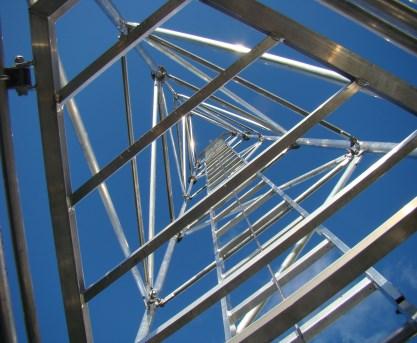Konstrukcja w pełni aluminiowa przeznaczona za montażu pomiędzy 1 i 2 segmentem konstrukcji licząc od poziomu ziemi Zestaw zawiera: 1 klapę