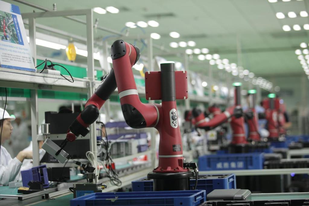 ROBOTY SĄ NIEBEZPIECZNE DLA LUDZI? Dotychczas roboty przemysłowe były niebezpieczne gdyż operowały i dużą siłą i prędkością, co przy kolizji z człowiekiem miałoby bardzo złe skutki.