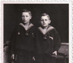 przystąpili także razem w maju 1920 roku pod koniec drugiej klasy gimnazjalnej. Wówczas też rodzice podjęli decyzję o przeniesieniu syna do gimnazjum polskiego.