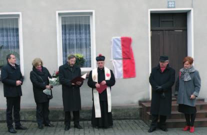 Po wyzwoleniu Osia spod okupacji hitlerowskiej ksiądz odprawił mszę w częściowo zniszczonym oskim kościele i udał się do Starogardu.