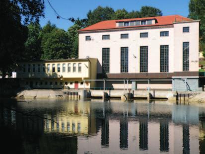 Z przeciwnej strony rozciąga się widok na leżące dużo niżej stare koryto Wdy i pięknie położone nad nim domy.