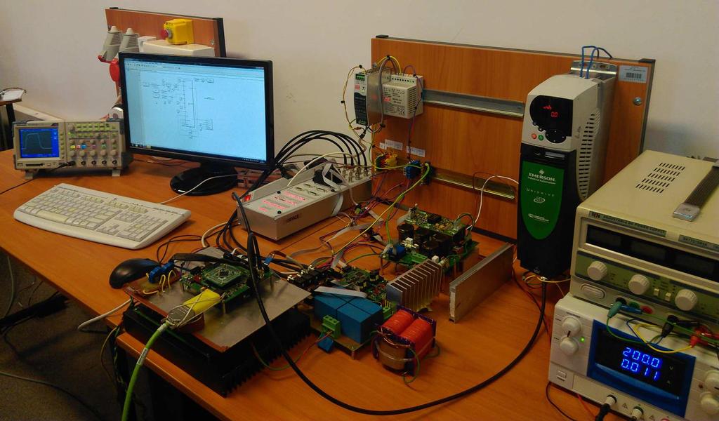 komputer klasy PC wraz z oprogramowaniem dedykowanym do programowania, sterowania oraz komunikacji ze sterownikiem falownika; Opracowane algorytmy sterowania zaimplementowano w mikrokontrolerze