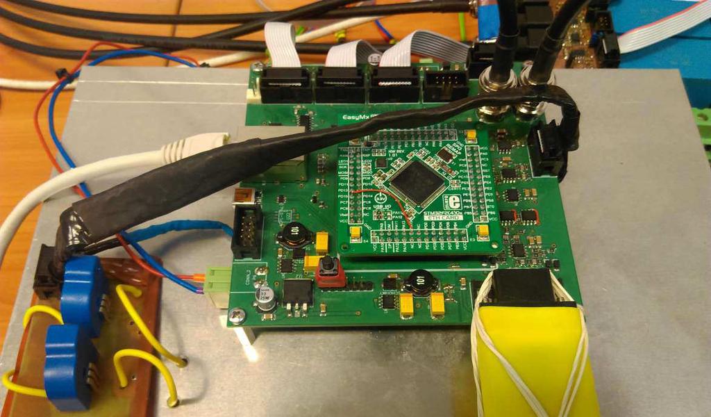 Rysunek 6.4. Zdjęcie układu mikroprocesorowego falownika Falownik został dodatkowo wyposażony w analogowe oraz cyfrowe interfejsy komunikacyjne.