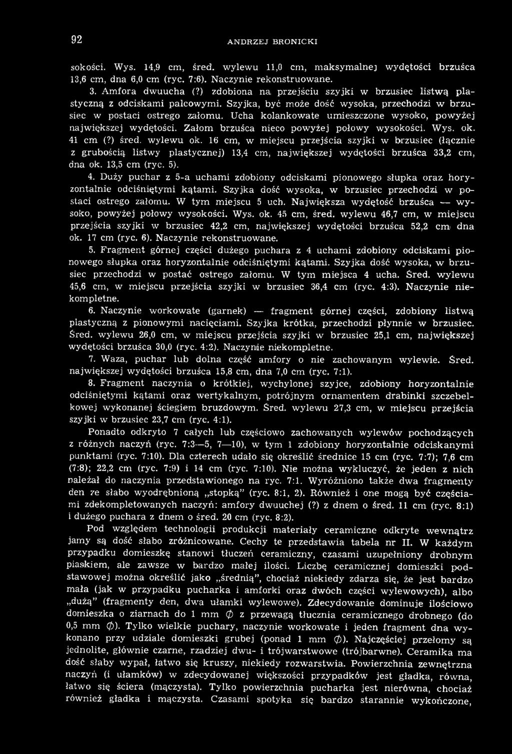 Duży puchar z 5-a uchami zdobiony odciskami pionowego słupka oraz horyzontalnie odciśniętymi kątami. Szyjka dość wysoka, w brzusiec przechodzi w postaci ostrego załomu. W tym miejscu 5 uch.