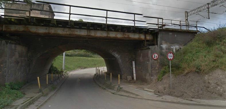 Fot. 16. Okolice cementowni Szczecin. Przejazd pod wiaduktem kolejowym ograniczony ruchem wahadłowym.