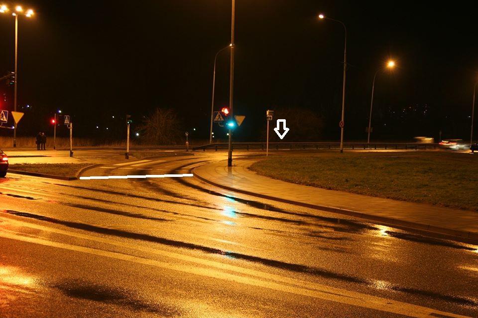 Fot. 6. Szczecin. Wąski najazd z ulicy 1 Maja. Wzniesienie na ulicy Wilczej (fotografia 7) jest podejściem z dwoma wyprofilowanymi zakrętami.