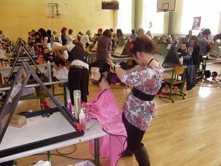 Szkoła Branżowa I Stopnia w zawodzie: FRYZJER Szkoła przygotowuje ucznia do pracy w: zakładach i salonach fryzjerskich; charakteryzatorniach (w teatrach, telewizji lub na