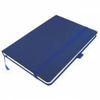 Notes A5 w twardej oprawie, 80 kartkowy, w kolorze granatowym. Środek papier biały/ecru w kratkę o gramaturze min. 70 g/m2. Notes posiadający tasiemkę, zamykany elastyczną gumką w kolorze okładki.