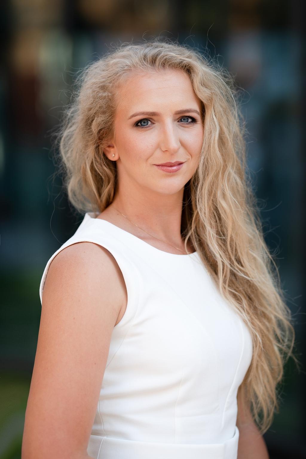 1 AGNIESZKA W LICZBACH: > 00 AGNIESZKA OBECNIE ZAJMUJE SIĘ: ZREALIZOWANYCH Z SUKCESEM PROJEKTÓW MARKETINGOWYCH 99% 67 > 5 ZADOWOLONYCH KLIENTÓW UDANYCH SZKOLEŃ ZAKOŃCZONYCH WDROŻENIEM ZNACZĄCYCH