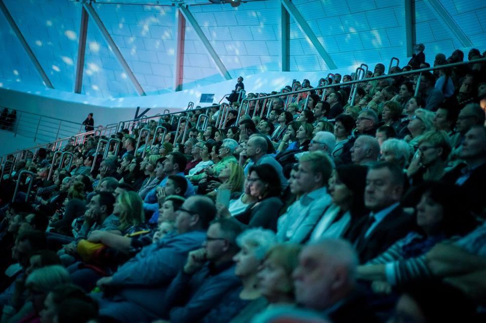 wymienić: występ kabaretu NEOnówka, koncert Orkiestry