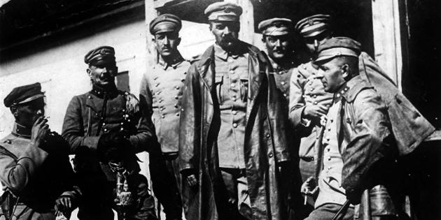 12 VIII Piłsudski na czele 400 strzelców wkroczył do Kielc. Bierność społeczeństwa Królestwa, niechęć do akcji zbrojnej przeciwko Rosji spowodowała fiasko planów powstańczych.