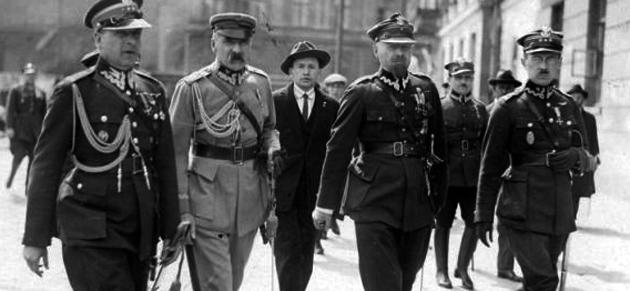 15 V powołanie rządu Kazimierza Bartla. Piłsudski objął stanowisko ministra spraw wojskowych (pełnił ten urząd aż do śmierci we wszystkich gabinetach).