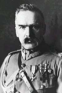 Po klęsce Niemiec zwolniony z więzienia Piłsudski udał się do Warszawy, gdzie otrzymał naczelne dowództwo nad polskimi wojskami oraz misję utworzenia w wyzwolonym państwie rządu narodowego.