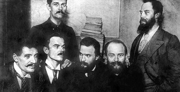 1896 Piłsudski wziął udział w Kongresie II Międzynarodówki w Londynie. W tym okresie często wyjażdżał do Galicji i Europy Zachodniej.