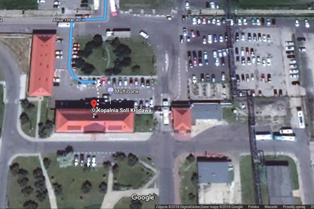 przez bramę główną wchodzimy do budynku (w