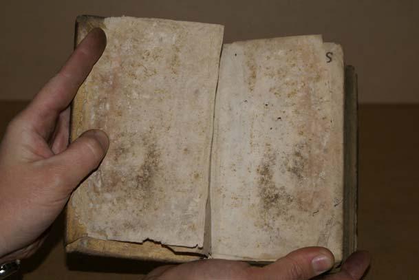50 FIDES Biuletyn Bibliotek Kościelnych 1-2/2007 narożnikach i krawędziach kart. Częstym uszkodzeniem mechanicznym było naderwanie lub całkowite oderwanie jednej lub dwu okładek od bloku książki.