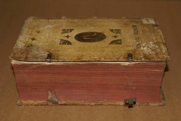 54 FIDES Biuletyn Bibliotek Kościelnych 1-2/2007 Większość ksiąg utraciła ważny element konstrukcyjny,