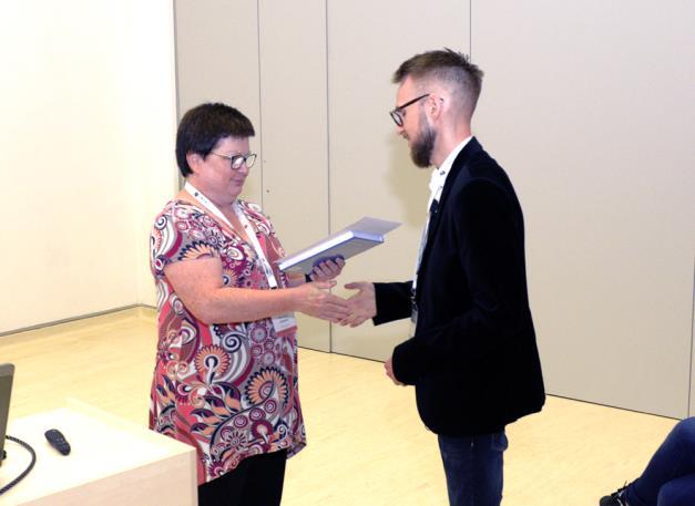 - Young Investigator Award - przeznaczona dla młodych