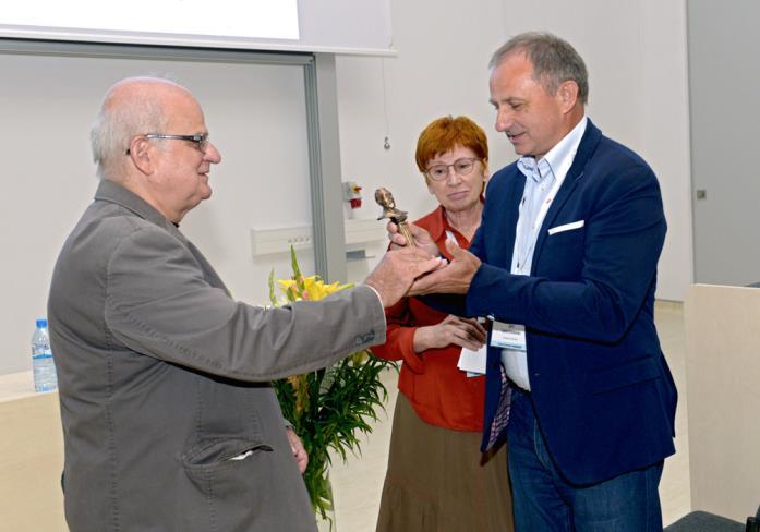 - Adolf Beck Award dla badacza o wybitnym dorobku i