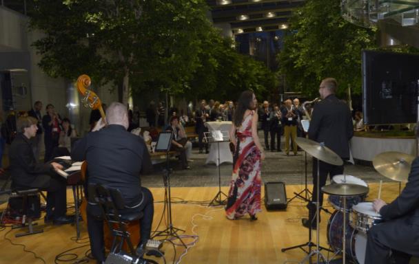 Marka Kowalczyka, który na tle pokazu archiwalnych zdjęć i filmu, przywołał wspomnienia z sesji inaugurującej