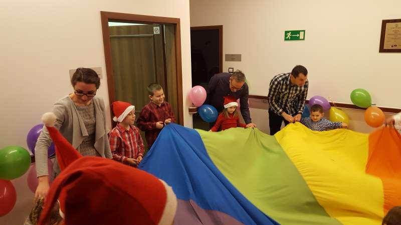 warzywach i owocach. Poza tym do dyspozycji dzieci było wiele atrakcji takich jak hala zabaw ze zjeżdżalniami, basenami z kulkami, statek piracki oraz wiele innych.