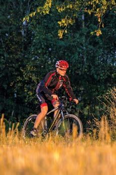 Ścieżka spacerowa (długość: 1,3 km) przez rezerwat Czartowe Pole Ścieżka spacerowa (długość: 3 km) przez rezerwat Szumy SZLAKI ROWEROWE Rowerzysta na szlaku rowerowym Centralny Szlak Rowerowy